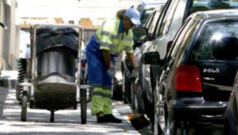 Una empleada del servicio de limpieza viaria realiza su labor en una calle de la capital segoviana. / Alberto Benavente.