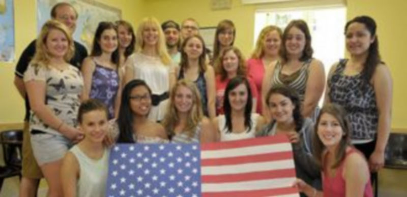 Grupo de jóvenes estudiantes americanos con sus profesores en la Escuela AH Internacional./ALBERTO BENAVENTE