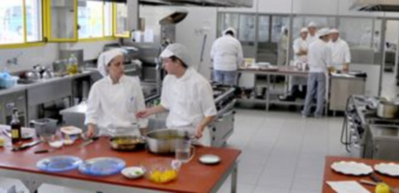 Los alumnos prepararon las recetas finalistas y sirvieron los platos a los miembros del jurado en la fase final. / A. Benavente