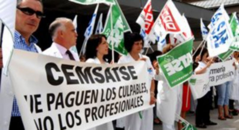 Médicos y enfermeras con pancartas reivindicativas ante la puerta prrincipal del Hospital General./A. Benavente