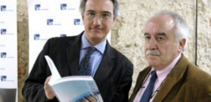 Marco Trombetta y Cesáreo Pérez hojean un ejemplar de Oppidum durante la presentación del mismo. / Alberto Benavente