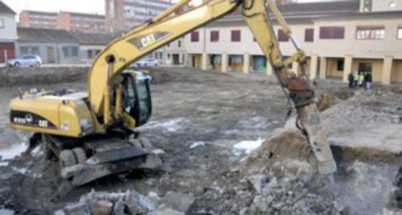 Las máquina trabajan en el patio del colegio El Peñascal desde el pasado día 27 de diciembre./Alberto Benavente