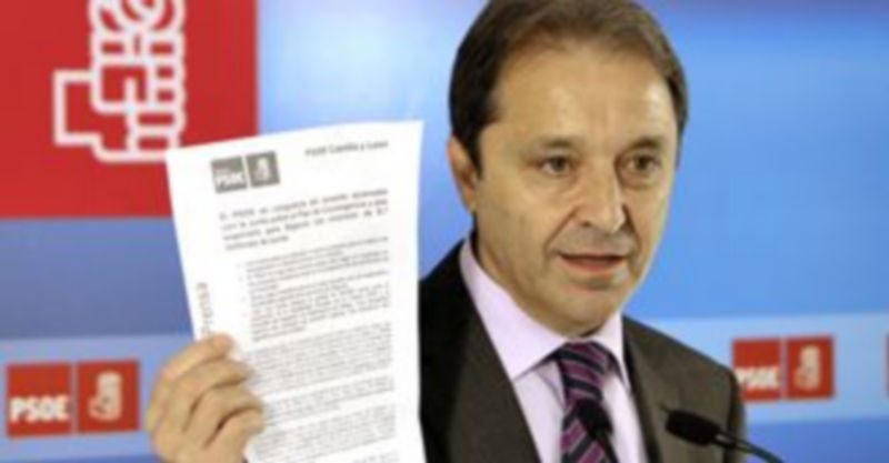 El PSOE pide la urgente mejora de las carreteras de la red provincial 1 Juan Luis Gordo muestra un comunicado de noviembre sobre el Plan de Convergencia