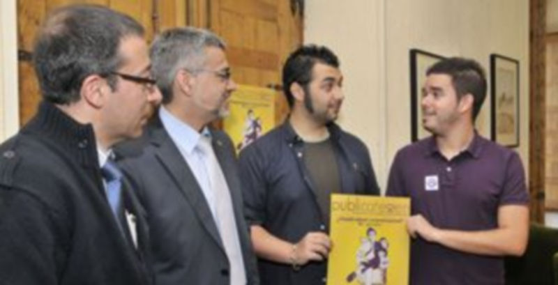 Laguna y Betancort sujetan el cartel anunciador en presencia de los responsables de la UVa en Segovia. / Alberto Benavente