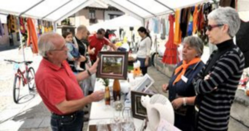 Los voluntarios trabajaron activamente para vender  los productos del rastrillo solidario. / Alberto Benavente