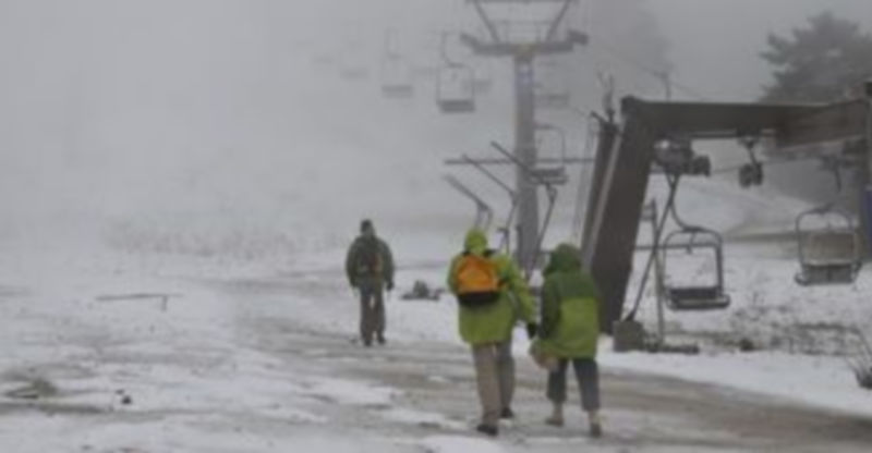 Las pistas de la estación de esquí recibieron la primera nieve de la temporada preinvernal./ Juan Martín