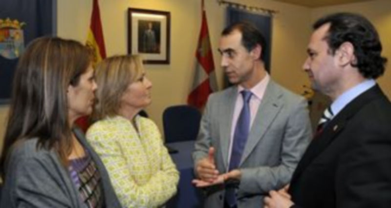 César Antón y el alcalde Pedro Arahuetes conversan con las responsables de AFA