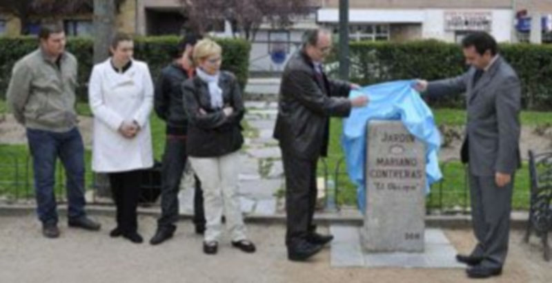 El alcalde y el hijo de Mariano Contreras descubren el monolito que da nombre al jardín./JUAN MARTÍN