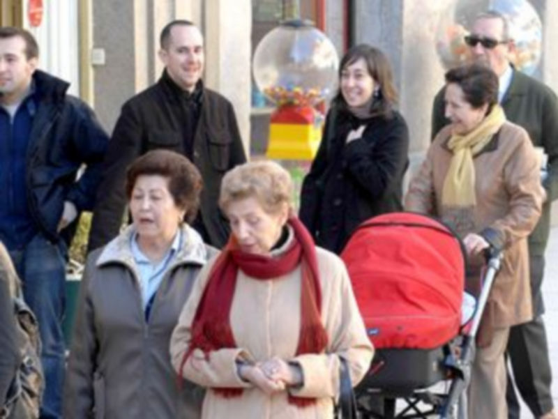 Todos los partidos han reforzado sus políticas de apoyo a los mayores y a la infancia. / J. Martín