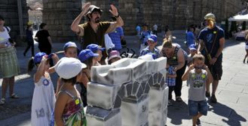 El arriero Claudio y los participantes en las visitas dinamizadas construyeron una reproducción del Acueducto. / Juan Martín