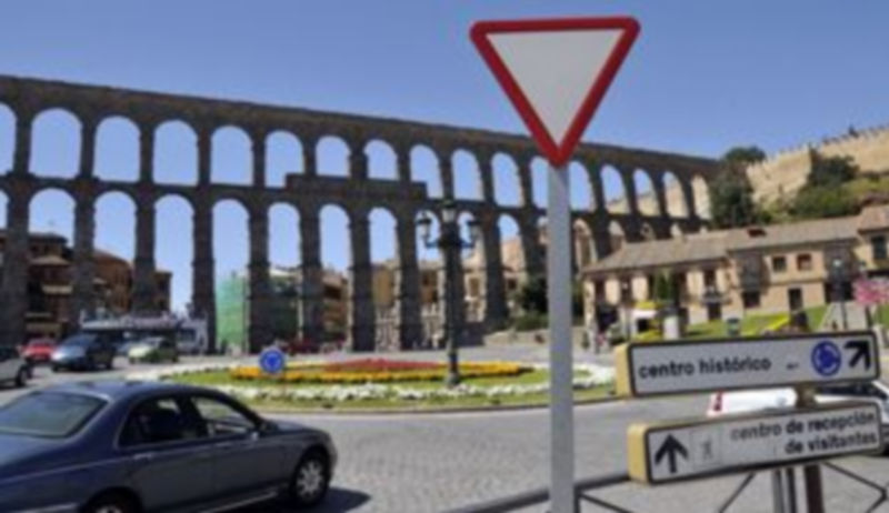 El Ayuntamiento aspira a mejorar la estética de las señales situadas en el entorno del Acueducto. / Juan Martín