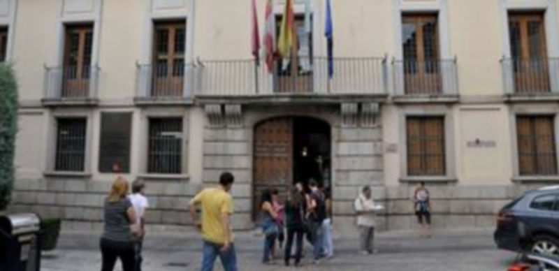 La imagen de los alumnos a las puertas del Palacio de Mansilla pronto pasará a ser un recuerdo. / Juan Martín