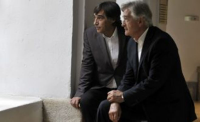 La Segunda Guerra Mundial, a debate 1 El cineasta y el escritor mantuvieron una animada charla acerca de diversos aspectos de la Segunda Guerra mundial. / Juan Martín