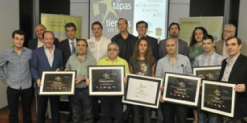 Los ganadores de los premios posan con sus diplomas conseguidos y algunos miembros del jurado. / Juan Martín