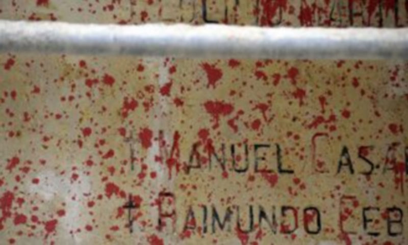 Los restos de pintura esparcidos en los muros  serán retirados sin perjudicar las inscripciones. / Juan Martín