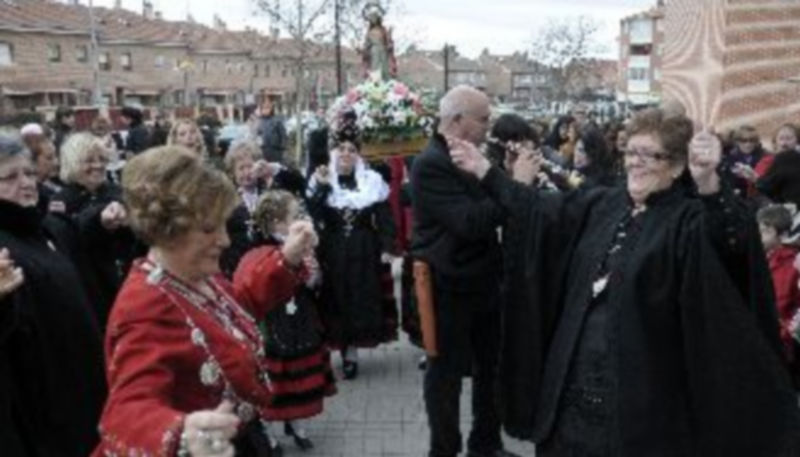 La procesión con la imagen de la santa recorrió las calles del barrio de Nueva Segovia en la fiesta aguedera. / Juan Martín