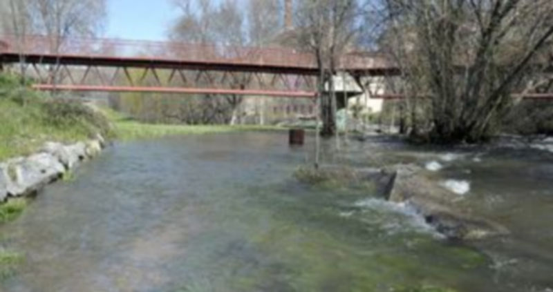 El alto caudal del río Eresma cubría ayer todavía esta zona de esparcimiento situada en el barrio de San Lorenzo. Ni los más mayores recuerdan una imagen como esta en muchoa años. / Juan Martín