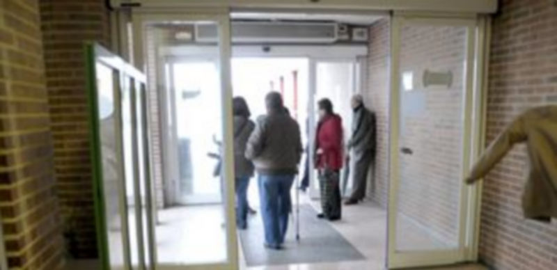 Sobre las puertas del edificio de Consultas Externas están las cortinas de aire sin funcionar. / Juan Martin