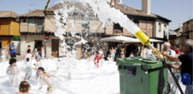 Fiesta de la espuma para los más pequeños celebrada en las pasadas fiestas de San Lorenzo. / j.martín