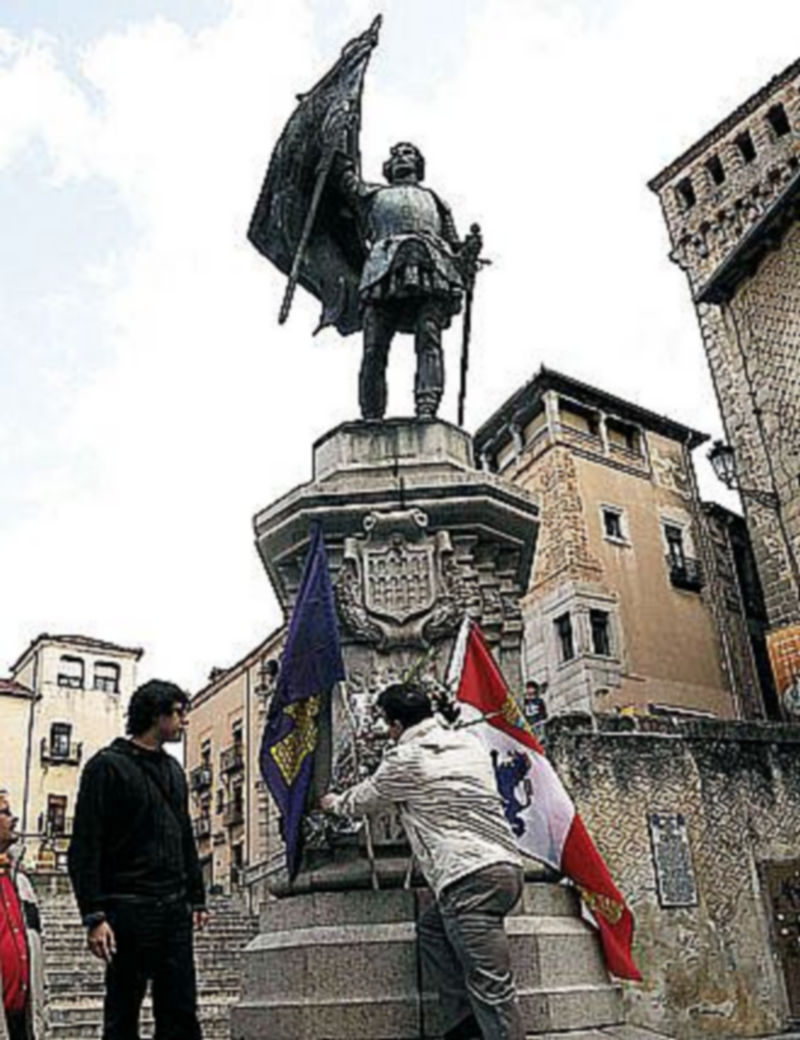 Las banderas de Castilla y Castilla y León se colocaron bajo el pedestal./J.MARTÍN
