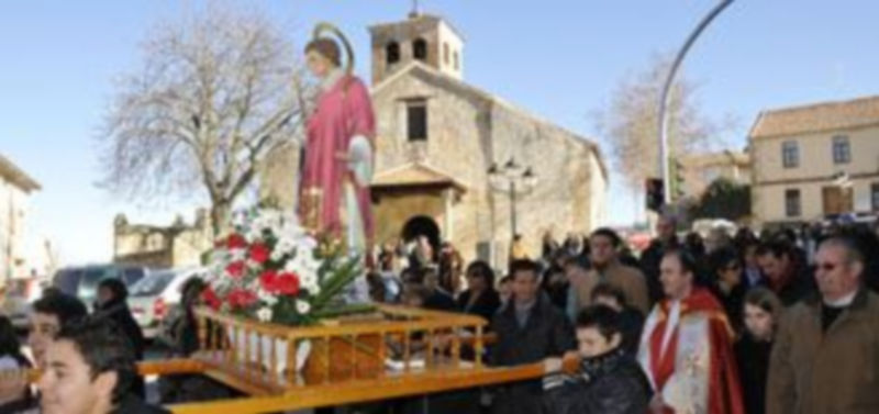 Los vecinos de Hontoria acompañaron la imagen del santo por las calles del barrio. / Juan Martín
