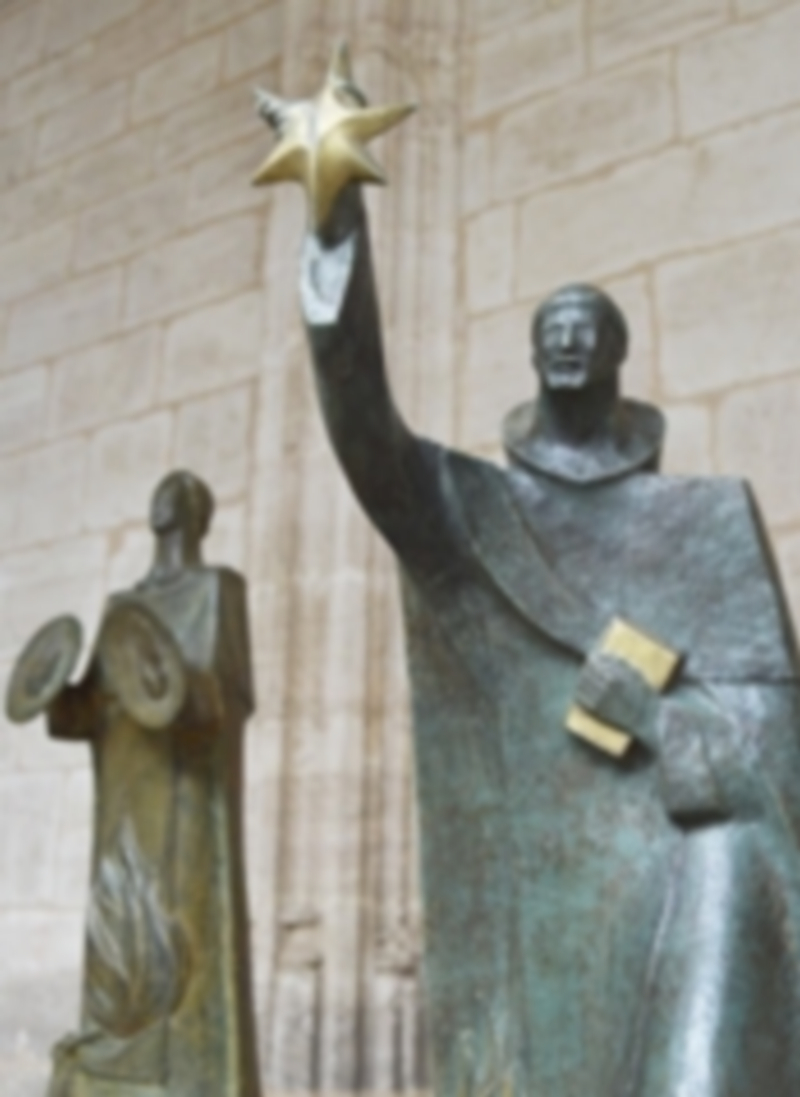 Los artistas presentaron la exposición en el claustro de la Catedral durante la tarde de ayer. / CRISTINA YUSTA