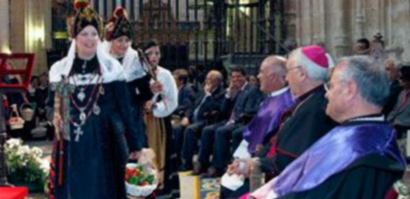 Un momento de la ofrenda celebrada el pasado año en la Catedral. / Kamarero