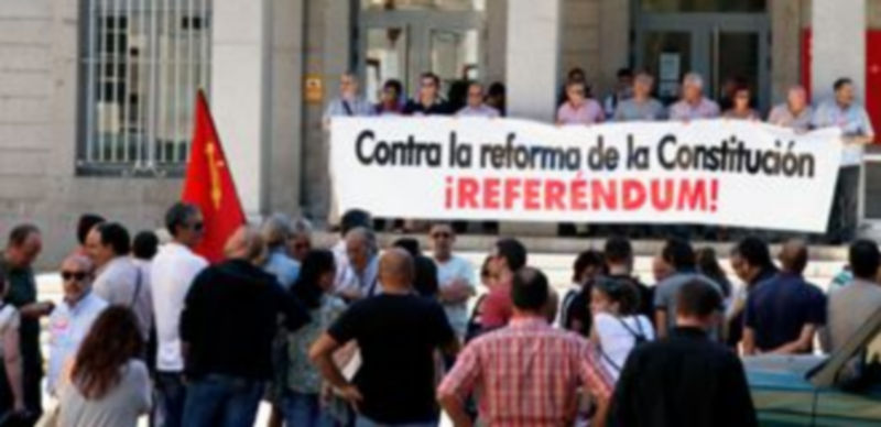 Los sindicalistas exhibieron una pancarta para mostrar su oposición a la reforma. / Diego de Miguel.