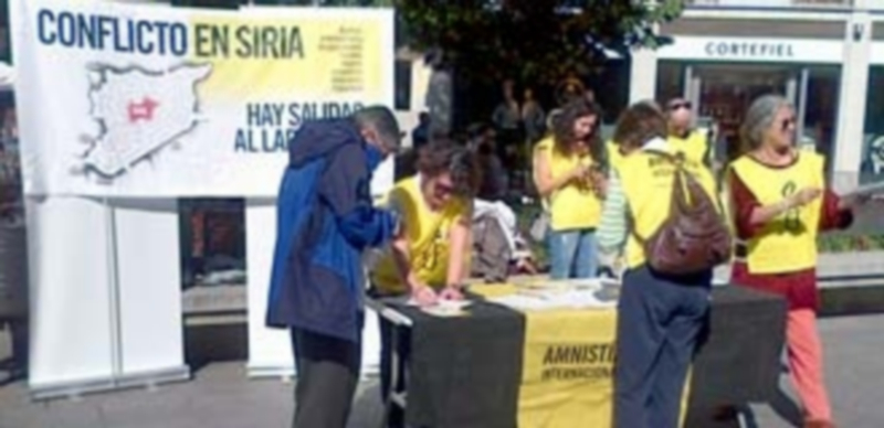 Miembros de Amnistía Internacional durante la campaña de ayer./ F.D.