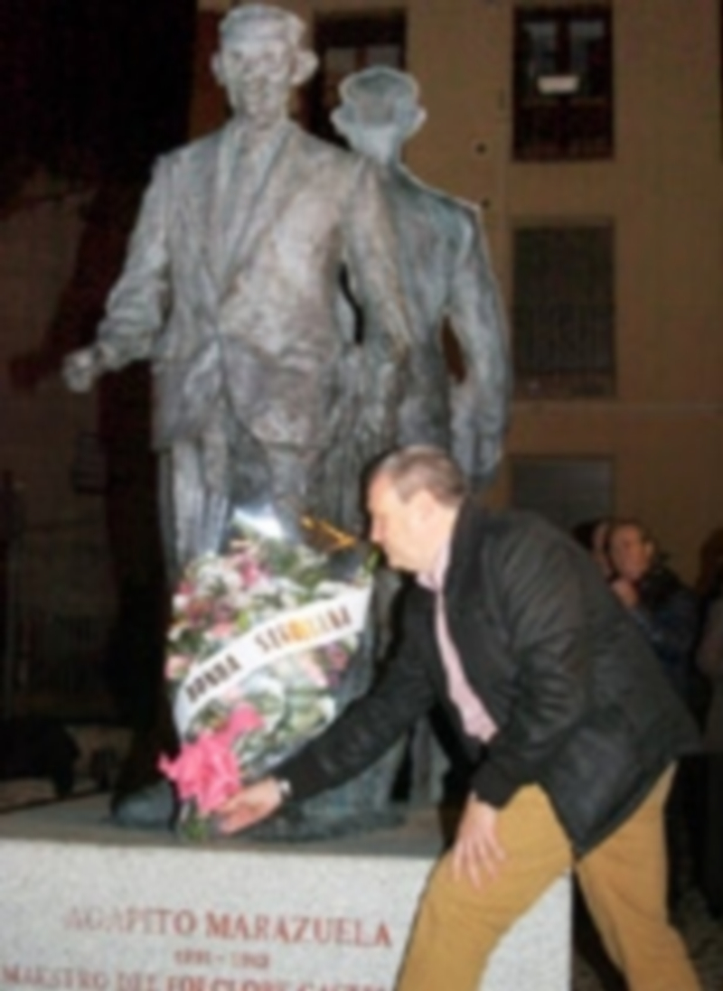 Carmelo Gozalo depositando un ramo de flores ante la imagen de Marazuela. / G.H.
