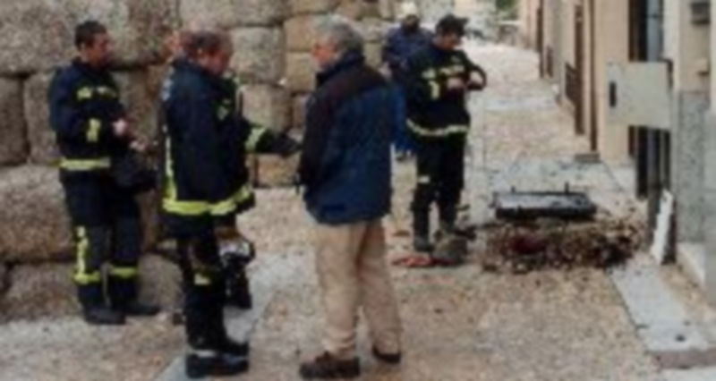 Bomberos y trabajadores de Fenosa y un vecino