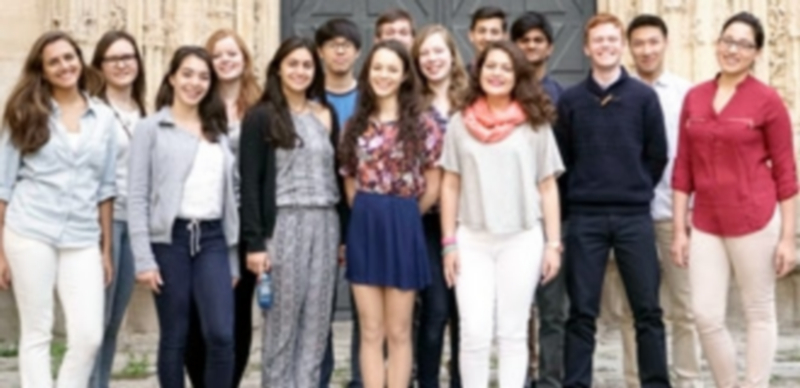 Foto de familia de los jóvenes talentos de IE University. / El Adelantado