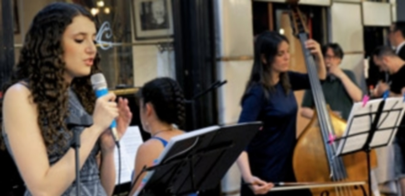 Una de las actuaciones del grupo Trío Donnas en el restaurante La Concepción-bar Negresco