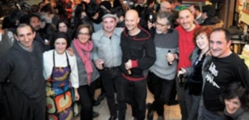 Los hermanos Santana con algunos de los premiados este año.