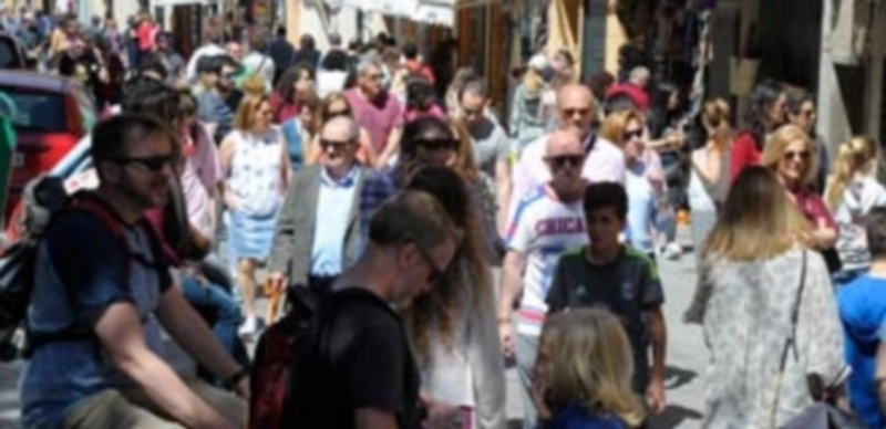 Las calles de Segovia registraron una gran afluencia de visitantes. / KAMARERO