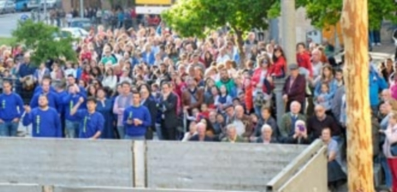 La multitudinaria ‘subida del mayo’ rubrica las fiestas del Cristo del Mercado 1 Centenares de personas llenaron la plaza para asistir a la colocación del ‘mayo’. / kamarero
