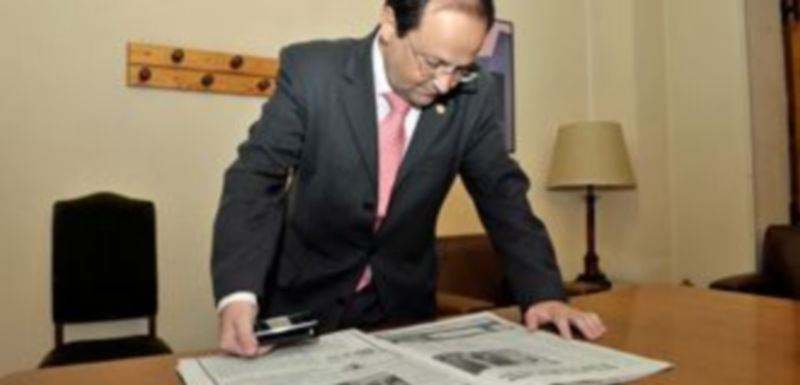 Evaristo Abril lee en EL ADELANTADO las declaraciones de Marcos Sacristán./A.K