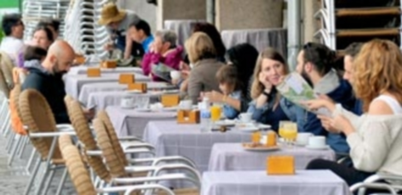 Izquierda Unida quiere que se aumente la vigilancia sobre las terrazas para que no sobrepasen su espacio delimitado. / KAMARERO