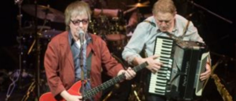 Dos momentos del concierto que Bill Wyman and The Rythm Kings en el Teatro Juan Bravo de Segovia. / Kamarero