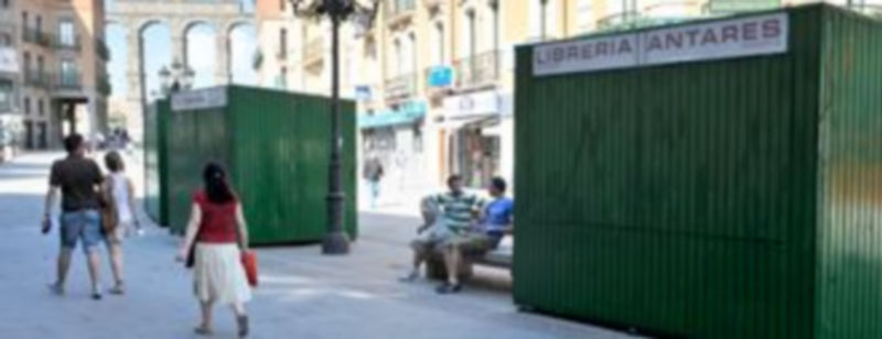 Las siete casetas en donde se celebrará la Feria del Libro ya están instaladas desde el miércoles / Kamarero