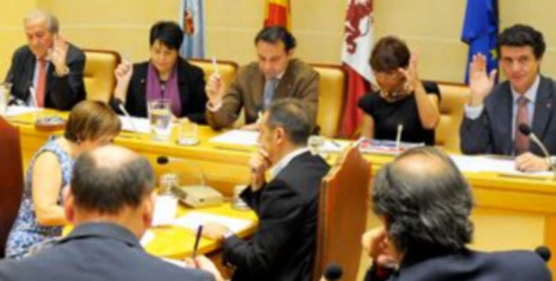 Concejales del equipo de Gobierno apoyan un acuerdo durante el pleno./Kamarero