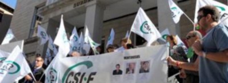 La concentración de CSIF tuvo lugar ayer por la mañana en la escalinata del edificio de la Subdelegación. / Kamarero