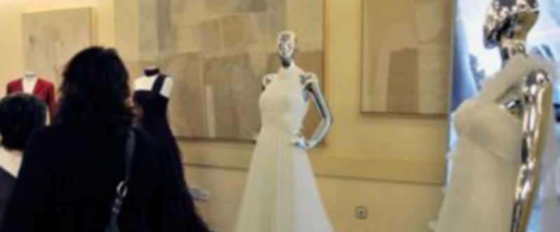 Maniquíes con trajes de novia expuestos en los salones del Hotel Los Arcos en una edición anterior de la gala./Kamarero
