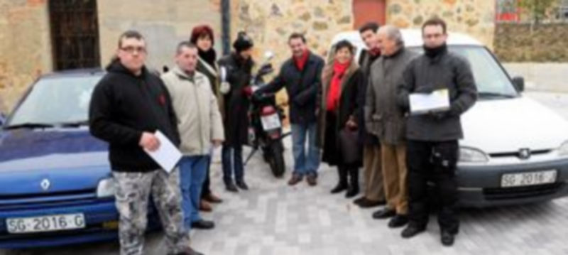 Los tres vehículos con matrícula SG 2016 pudieron contemplarse ayer por la mañana junto a la plaza de toros. / Kamarero