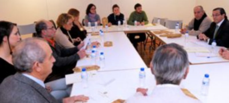 Un momento de la reunión de Monsalve y los técnicos de la Diputación con los grupos de teatro. / Kamarero