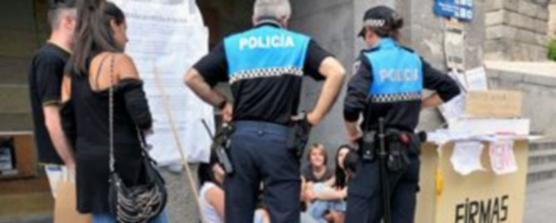 La Policía Local se trasladó hasta el lugar de la concentración para informar a los acampados. / Kamarero.