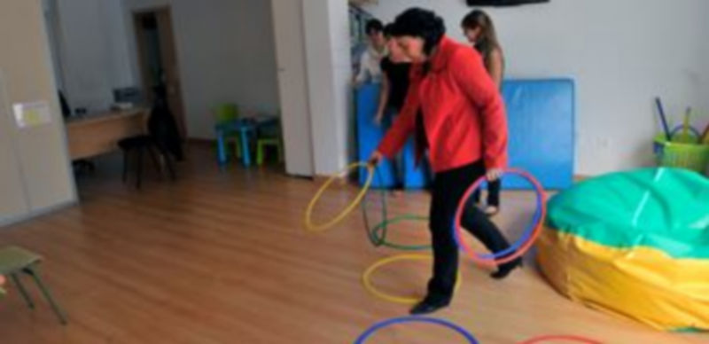 Las representantes de Autismo Segovia muestran las instalaciones que tienen abiertas a los ciudadanos. / Kamarero