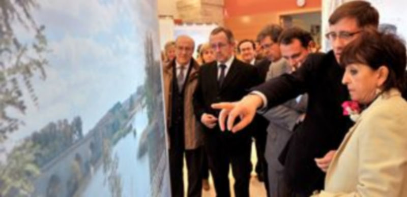 Enrique Saiz muestra a las autoridades locales uno de los paneles expositivos de la muestra. / Kamarero.