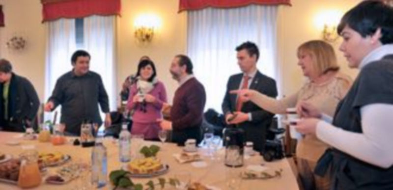 Un momento del desayuno celebrado por la subdelegada con los medios de comunicación de Segovia. / Kamarero
