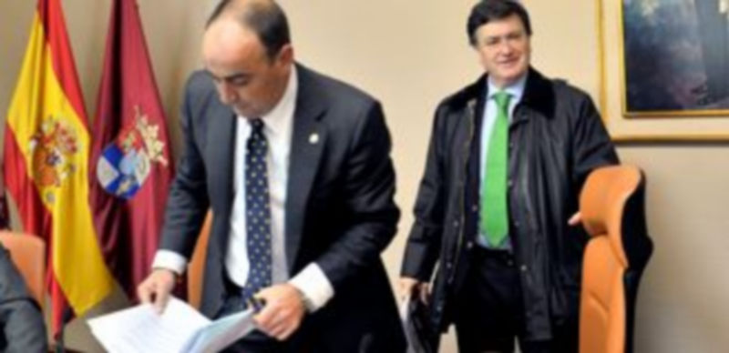 El vicepresidente Miguel Ángel de Vicente fue el encargado de abrir y dirigir durante media hora la sesión de pleno de la Diputación. / Kamarero.